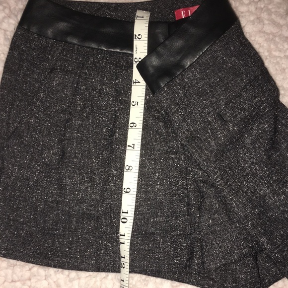 ELLE SHORTS. SIZE 4. ALMOST NEW. - Picture 3 of 6